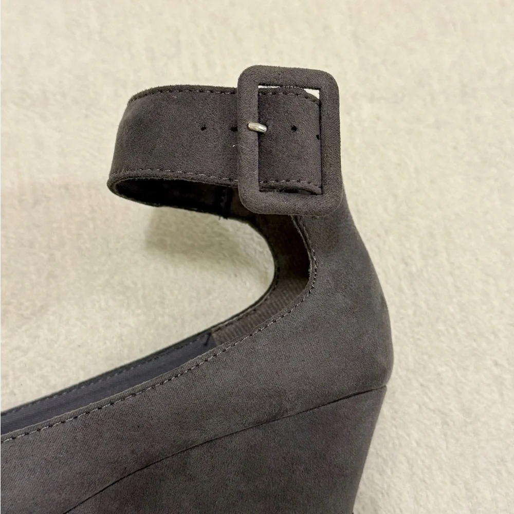 Gray Faux Suede Ankle Strap Wedge Sandals Comfort Cushioned Women’s 8.5 NWT